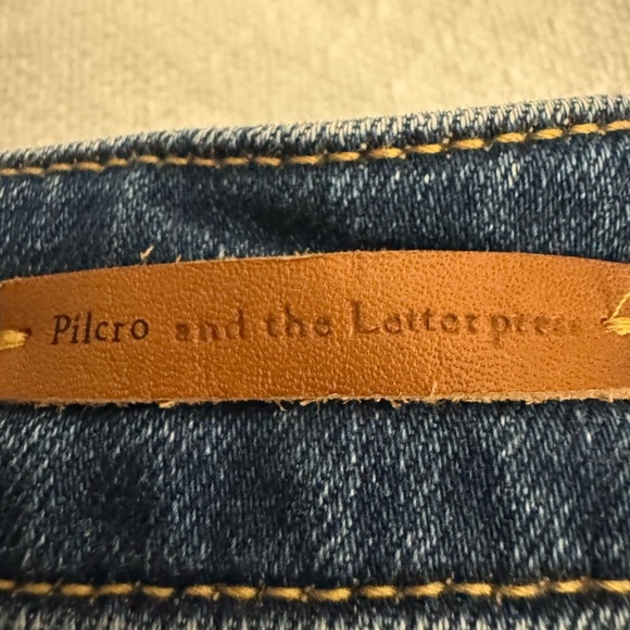 PILCRO ANTHRO Mid-Rise Slim Cutoff Jean Shorts. Size 28 - Picture 3 of 8